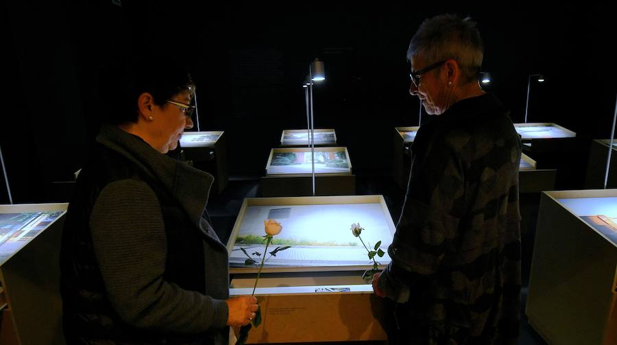 Este sábado se ha clausurado, en el centro Koldo Mitxelena de San Sebastián, la exposición «Luces en la memoria», que ha reunido la obra de seis artistas que, mediante la creación, han reflexionado sobre el terrorismo de ETA como una forma de mantener viva la dignidad de las víctimas. El acto ha estado presidido por el diputado general de Gipuzkoa, Markel Olano, quien ha recordado a a las víctimas de ETA y ha apelado a convivir «desde el respeto al diferente».