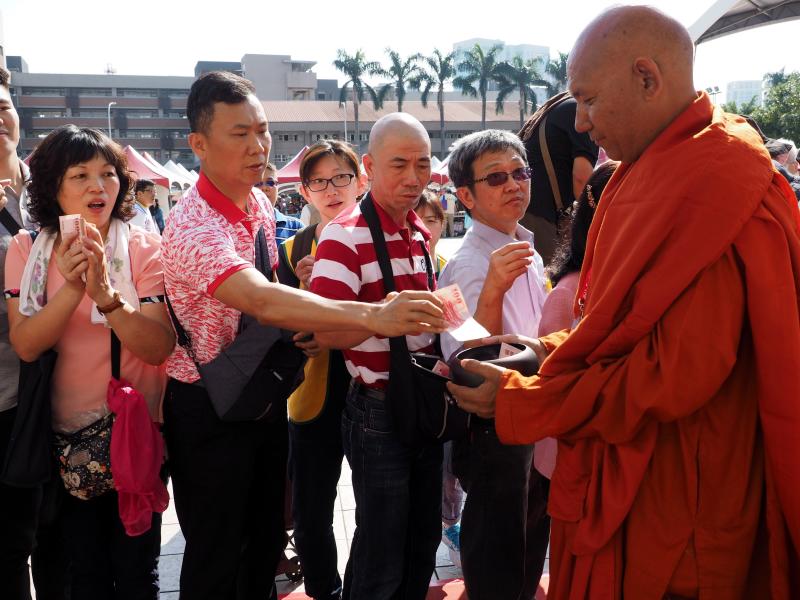 Monjes budistas de la nueva ciudad de Taipei, Taiwan, celebran el cumpleaños de Buda. Este Príncipe de Siddhartha nació hace 2500 años en Lumbini, actual Nepal, y mueve a miles de monjes budistas y creyentes de todo el mundo. 