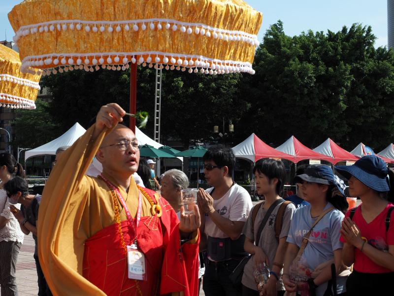 Monjes budistas de la nueva ciudad de Taipei, Taiwan, celebran el cumpleaños de Buda. Este Príncipe de Siddhartha nació hace 2500 años en Lumbini, actual Nepal, y mueve a miles de monjes budistas y creyentes de todo el mundo. 