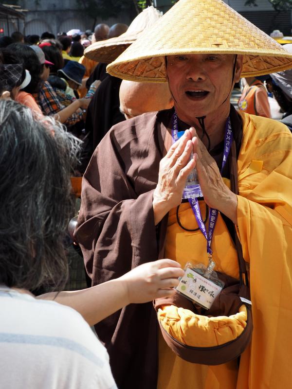 Monjes budistas de la nueva ciudad de Taipei, Taiwan, celebran el cumpleaños de Buda. Este Príncipe de Siddhartha nació hace 2500 años en Lumbini, actual Nepal, y mueve a miles de monjes budistas y creyentes de todo el mundo. 