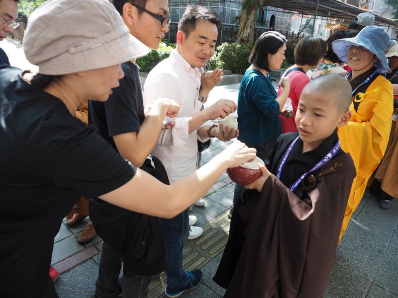 Monjes budistas de la nueva ciudad de Taipei, Taiwan, celebran el cumpleaños de Buda. Este Príncipe de Siddhartha nació hace 2500 años en Lumbini, actual Nepal, y mueve a miles de monjes budistas y creyentes de todo el mundo. 