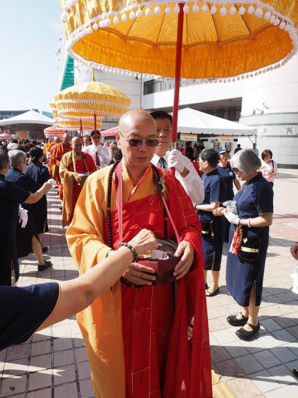 Monjes budistas de la nueva ciudad de Taipei, Taiwan, celebran el cumpleaños de Buda. Este Príncipe de Siddhartha nació hace 2500 años en Lumbini, actual Nepal, y mueve a miles de monjes budistas y creyentes de todo el mundo. 