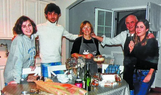 Los trillizos Mireia, Andoni y Maddi, junto a sus padres.