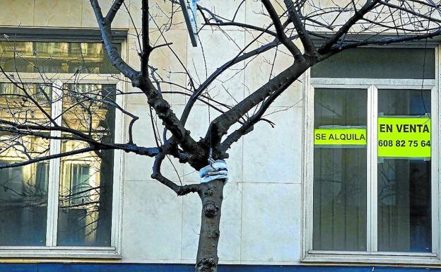 Un cartel de alquiler y otro de venta en la calle Urbieta de Donostia. 