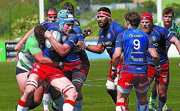 La delantera ordiziarra trata de avanzar, en San Roque. 