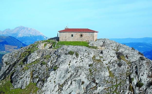 La ermita en la parte superior de Aitzorrotz, desde donde se ven las vistas del valle, el embalse de Urkulu, Udalatx.