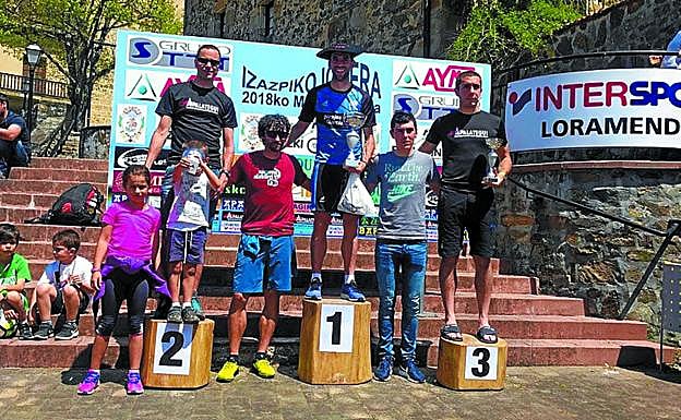 Gustura. Txikienak euren animali bikotea bilatzen jolasean, eta gazte eta helduak herri kirol desafioan.