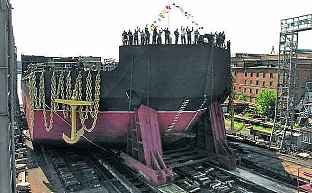 Momento de botadura del 'Akademik Lomonosov' en San Petersburgo (Rusia).