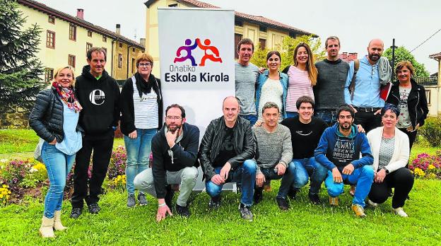 Presentación. Los integrantes de Oñatiko Eskola Kirola, junto a los técnicos y el concejal de deportes, el alcalde y la responsable foral. 