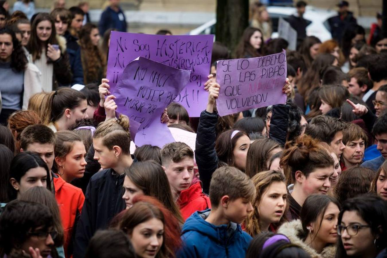 Cientos de estudiantes se han concentrado en el Boulevard donostiarra en respuesta a la movilización que impulsa el Sindicato de Estudiantes y la plataforma Libres y Combativas contra la sentencia de 'La Manada'