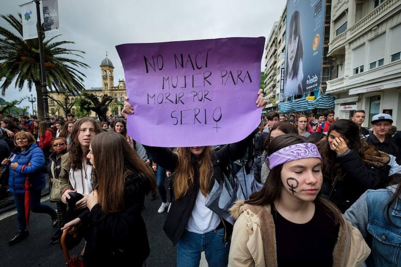 Cientos de estudiantes se han concentrado en el Boulevard donostiarra en respuesta a la movilización que impulsa el Sindicato de Estudiantes y la plataforma Libres y Combativas contra la sentencia de 'La Manada'