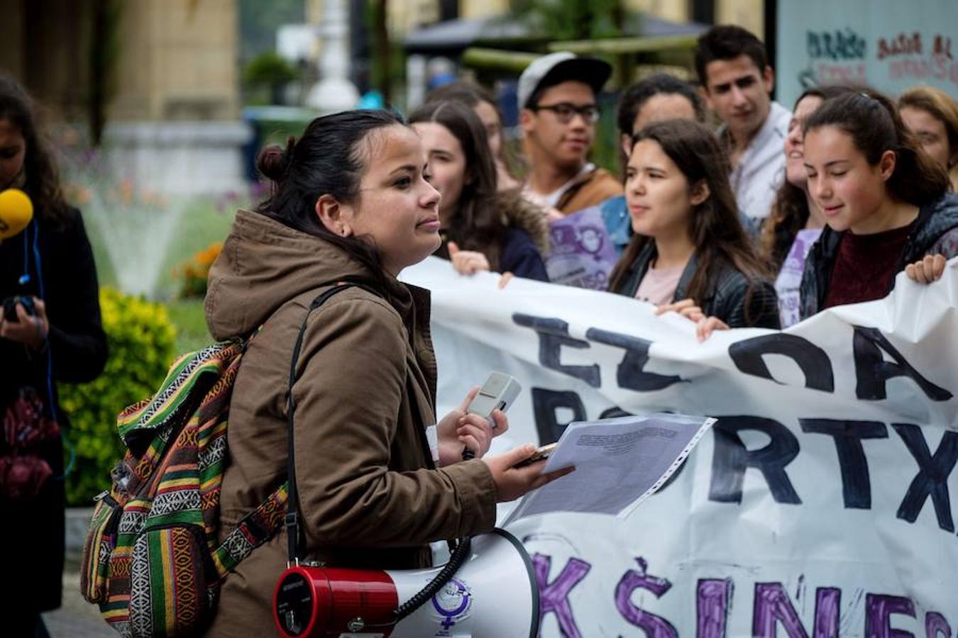 Cientos de estudiantes se han concentrado en el Boulevard donostiarra en respuesta a la movilización que impulsa el Sindicato de Estudiantes y la plataforma Libres y Combativas contra la sentencia de 'La Manada'