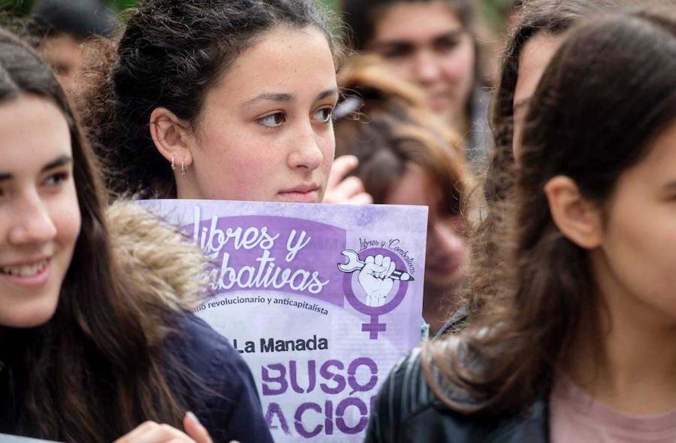Cientos de estudiantes se han concentrado en el Boulevard donostiarra en respuesta a la movilización que impulsa el Sindicato de Estudiantes y la plataforma Libres y Combativas contra la sentencia de 'La Manada'