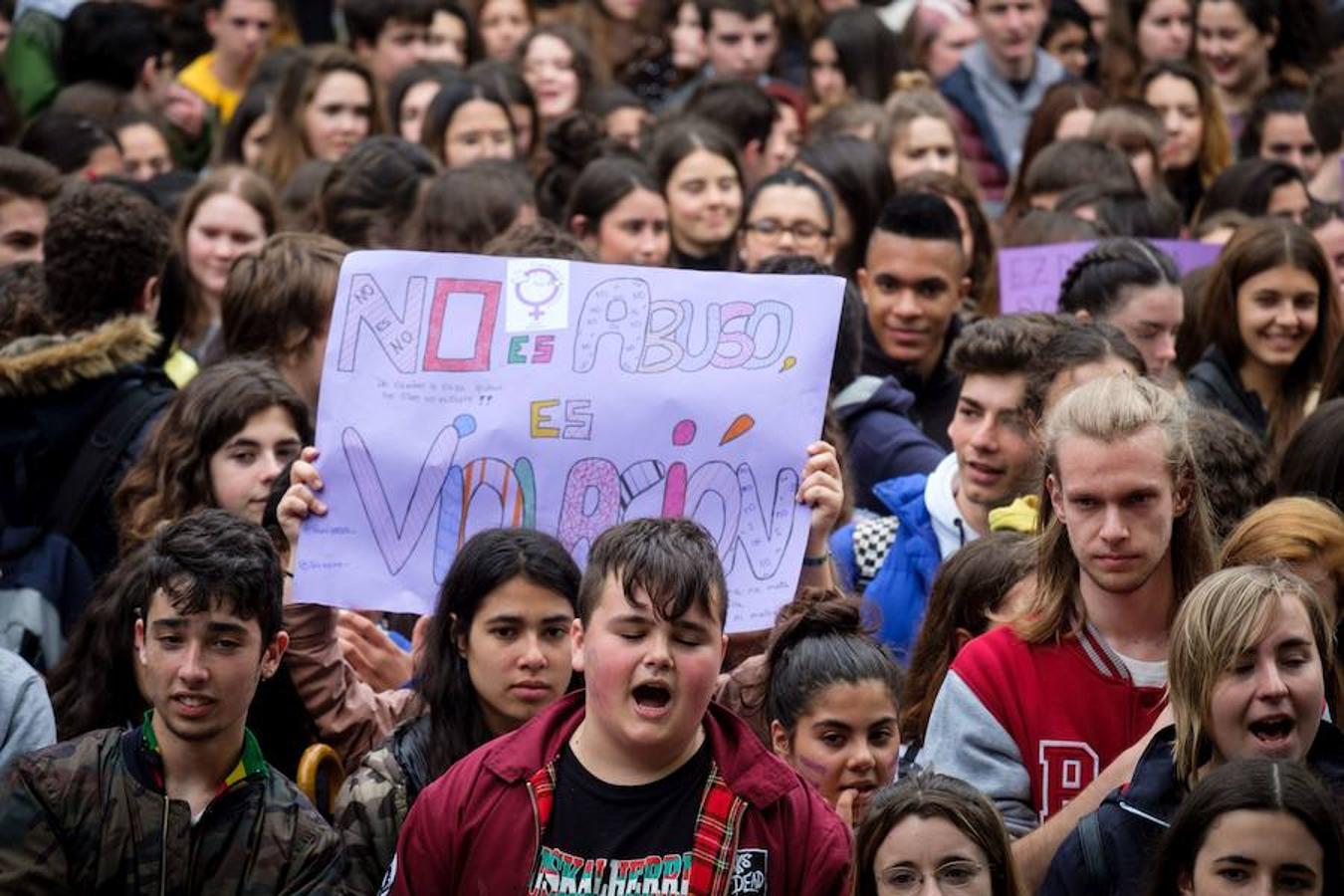 Cientos de estudiantes se han concentrado en el Boulevard donostiarra en respuesta a la movilización que impulsa el Sindicato de Estudiantes y la plataforma Libres y Combativas contra la sentencia de 'La Manada'
