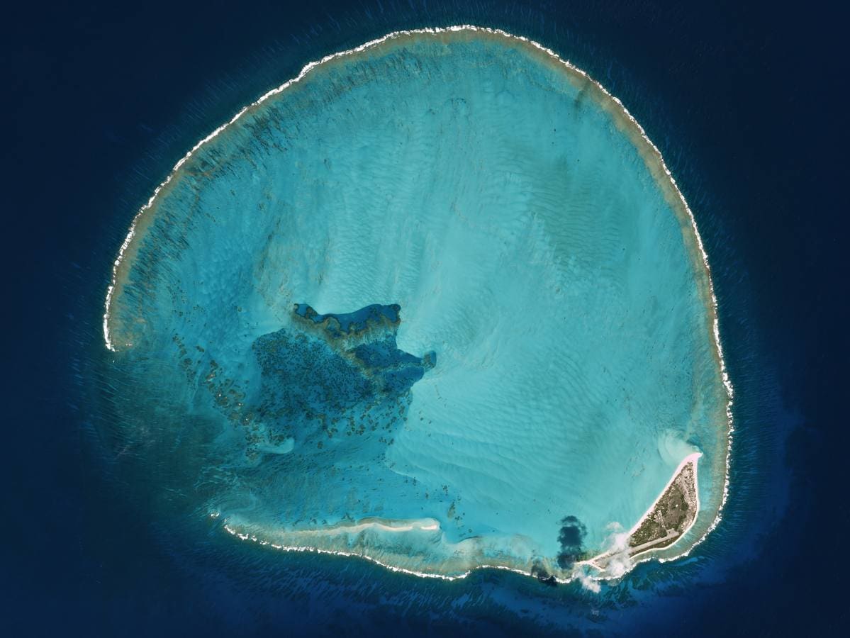 ATOLÓN KURE (Hawái). El Kure Atoll es el atolón de coral más septentrional del mundo, un antiguo volcán y la parte más antigua de las islas de Sotavento, en el extremo oeste del archipiélago de Hawái, que aún está por encima del agua. Con 10 km de diámetro, su altura máxima es apenas de 6,1 metros. Además está muy cerca del llamado 'punto Darwin', allí donde el crecimiento de los arrecifes es igual a las fuerzas que lo erosionan. Llamado en hawaiano Moku Pāpapa, son innumerables sus historias de naufragios en el siglo XIX.
