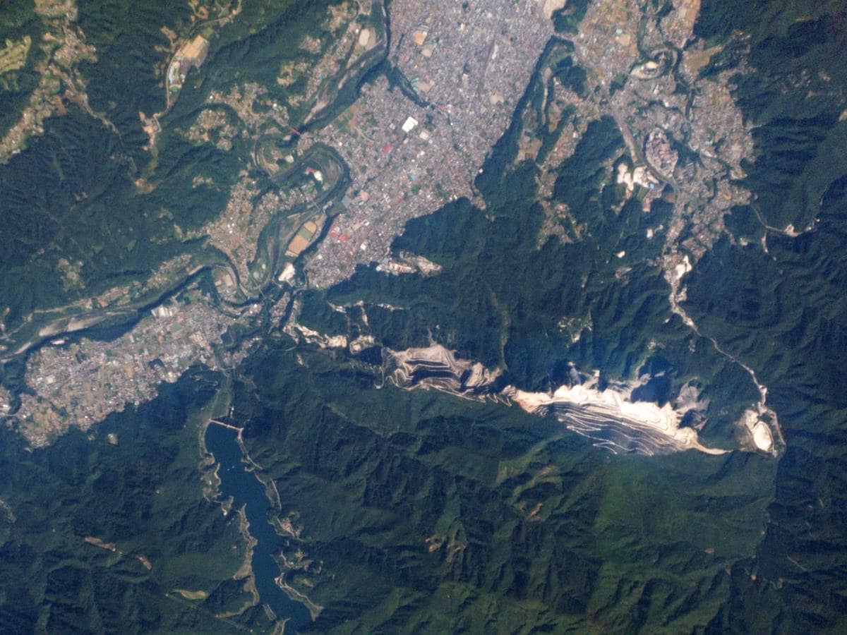 CHICHIBU-SHI (Japón). La ciudad japonesa de Chichibu-shi, unos 80 kilómetros al noroeste de Tokio, consiste en una mezcla de paisajes urbanos, industriales y naturales. La ciudad se sitúa en la parte superior de la imagen, con una cantera de piedra caliza justo debajo. Un embalse y montañas boscosas llenan la parte inferior de la espectacular fotografía.