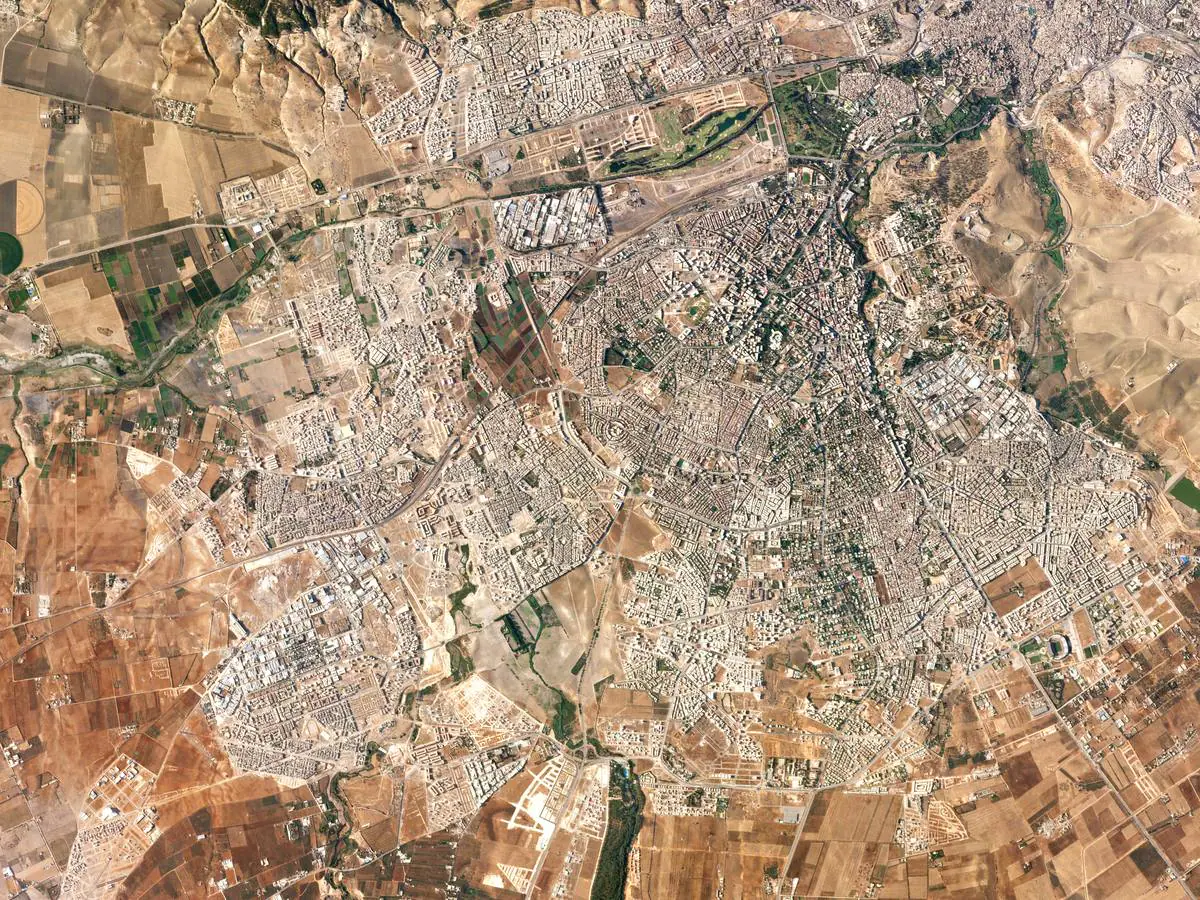 FEZ (Marruecos). Ubicado en las montañas del Atlas, Fez es una de las cuatro ciudades imperiales marroquíes. La tercera en población del país, es una urbe de contrastes. Las calles angostas y tortuosas de la antigua Medina (en la esquina superior derecha) están a poca distancia de los grandes bloques de apartamentos y de los amplios bulevares de la ciudad nueva, diseñada en la época colonial francesa