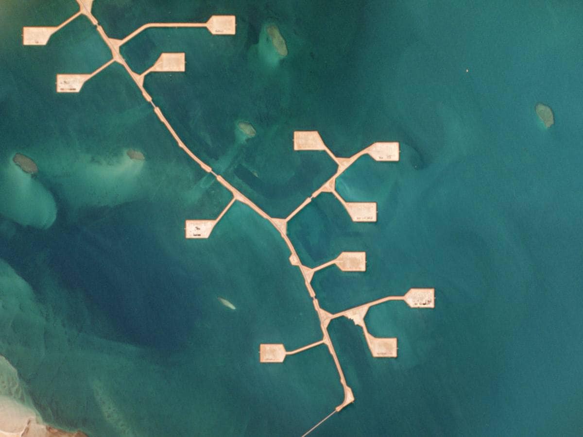 PROYECTO MANIFA (Arabia Saudí). En aguas poco profundas frente a la costa del Golfo Pérsico de Arabia Saudí se encuentran las 27 islas artificiales: 25 millas de superficie elevada y 13 puentes del Proyecto de Crudo Pesado de Manifa. Se trata del campo petrolífero más importante abierto por la empresa estatal Saudi Aramco y produce hasta 900.000 barriles de petróleo al día