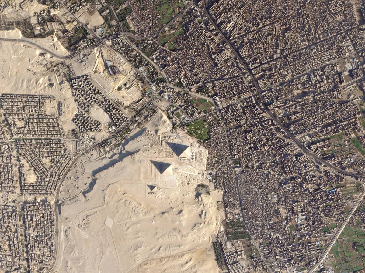 PIRÁMIDES DE GUIZA (Egipto). Las tres Grandes Pirámides de Guiza (de Keops, Kefrén y Micerino) han estado en el borde de la llanura aluvial del río Nilo durante miles de años. Los monumentos están ahora casi rodeados por la bulliciosa ciudad de El Cairo, una metrópoli de casi 17 millones de habitantes.