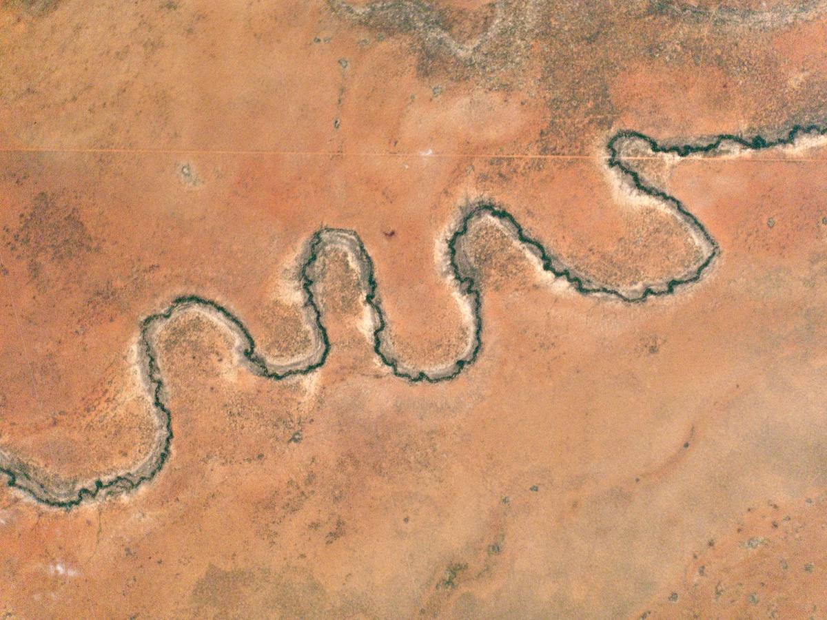 RÍO NGOTWANE (Botsuana). Este arroyo serpenteante, el río Ngotwane, describe sus curvas a través del parque del Kalahari cerca de la frontera con Sudáfrica. Un ejemplo claro de los que son los meandros de un río, que va y viene en medio de un paisaje casi inóspito.