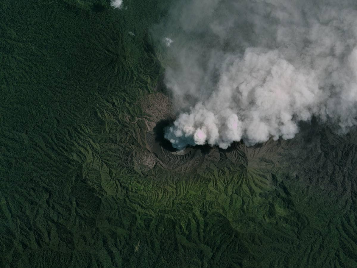 VOLCÁN DUKONO (Indonesia). El volcán activo de Indonesia Dukono ha emitido ceniza volcánica durante años. Aunque no se han producido grandes erupciones desde el siglo XVI, las más pequeñas se han vuelto cada vez más frecuentes desde 2014. Los truenos volcánicos en estas cumbres son habituales, pero causan temor en los pueblos cercanos
