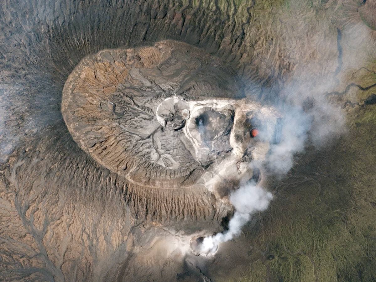 CRÁTER MARUM (Vanuatu). La lava brilla intensamente de color naranja intenso en el cráter Marum, cerca de la cima del volcán e isla de Ambrym, en Vanuatu, una pequeña república insular en el Pacífico Sur, a 1.750 km de Australia y 500 de Nueva Caledonia. 'Cerca' de Fiyi, las islas Salomón y Nueva Guinea, este volcán y Vanuatu son naturaleza pura, en un enclave melanesio 'descubierto para Occidente' por españoles en 1606