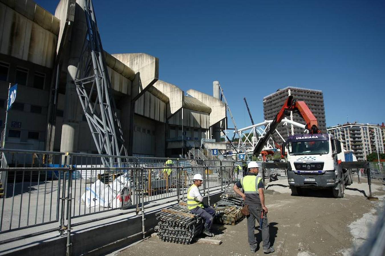 La megaestructura que sujetará la cubierta del remodelado campo de fútbol sigue ensamblando sus piezas en el entorno de Anoeta