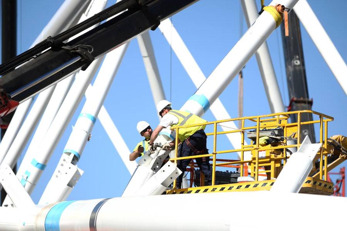 La megaestructura que sujetará la cubierta del remodelado campo de fútbol sigue ensamblando sus piezas en el entorno de Anoeta