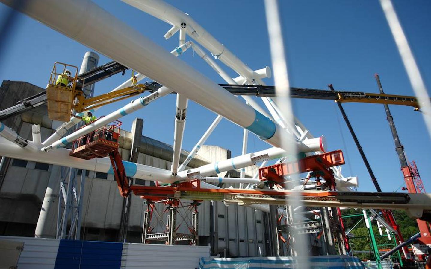 La megaestructura que sujetará la cubierta del remodelado campo de fútbol sigue ensamblando sus piezas en el entorno de Anoeta