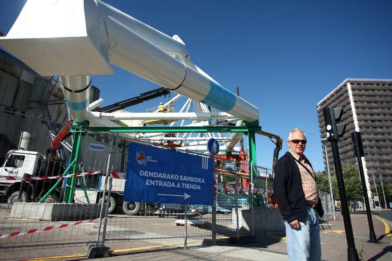 La megaestructura que sujetará la cubierta del remodelado campo de fútbol sigue ensamblando sus piezas en el entorno de Anoeta