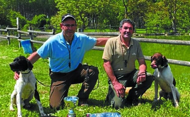 Antxon Sánchez y Miguel Sevillano, con sus perros. 