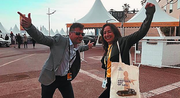 El director Raúl de la Fuente y la productora Amaia Remírez, con una camiseta promocional de su película, ayer ante la sala de Cannes en la que hoy se estrenará su película.