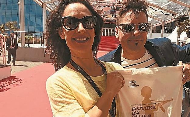 Con la camiseta promocional