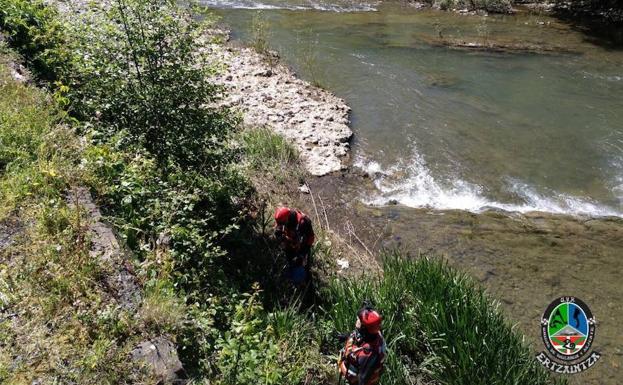 Miembros de la Ertzaintza buscan en el río Oria al hombre desaparecido