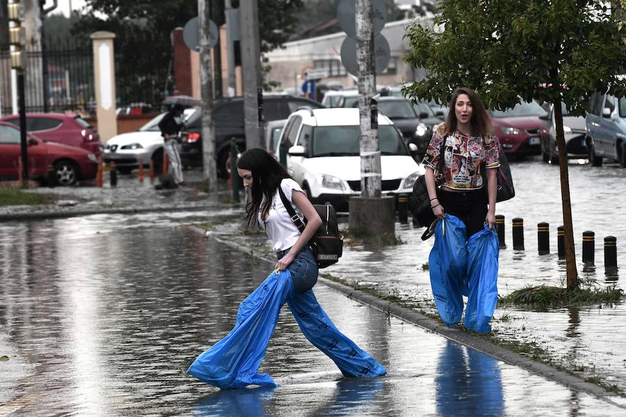 Las fuertes lluvias caídas estos días en la ciudad griega de Salónica ha dejado un panorama devastador con graves inundaciones en sus calles.