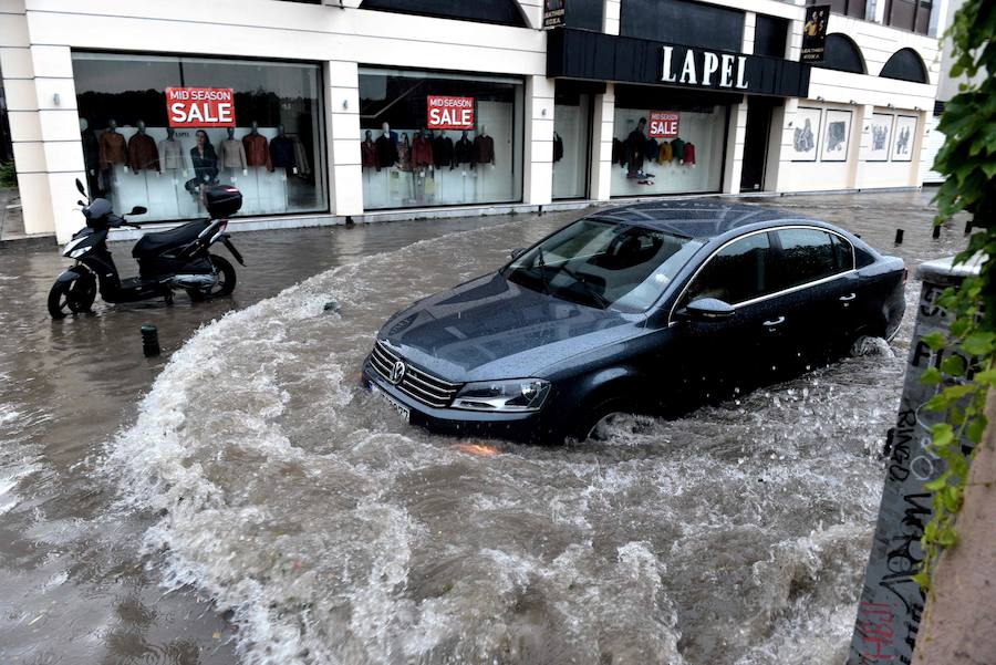 Las fuertes lluvias caídas estos días en la ciudad griega de Salónica ha dejado un panorama devastador con graves inundaciones en sus calles.