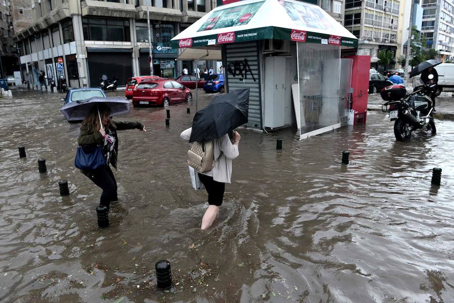 Las fuertes lluvias caídas estos días en la ciudad griega de Salónica ha dejado un panorama devastador con graves inundaciones en sus calles.