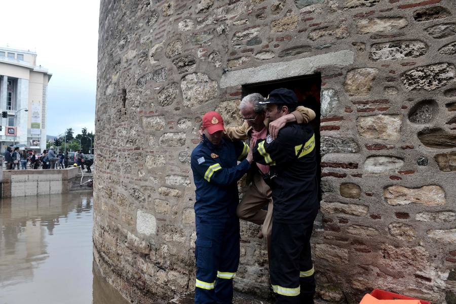 Las fuertes lluvias caídas estos días en la ciudad griega de Salónica ha dejado un panorama devastador con graves inundaciones en sus calles.