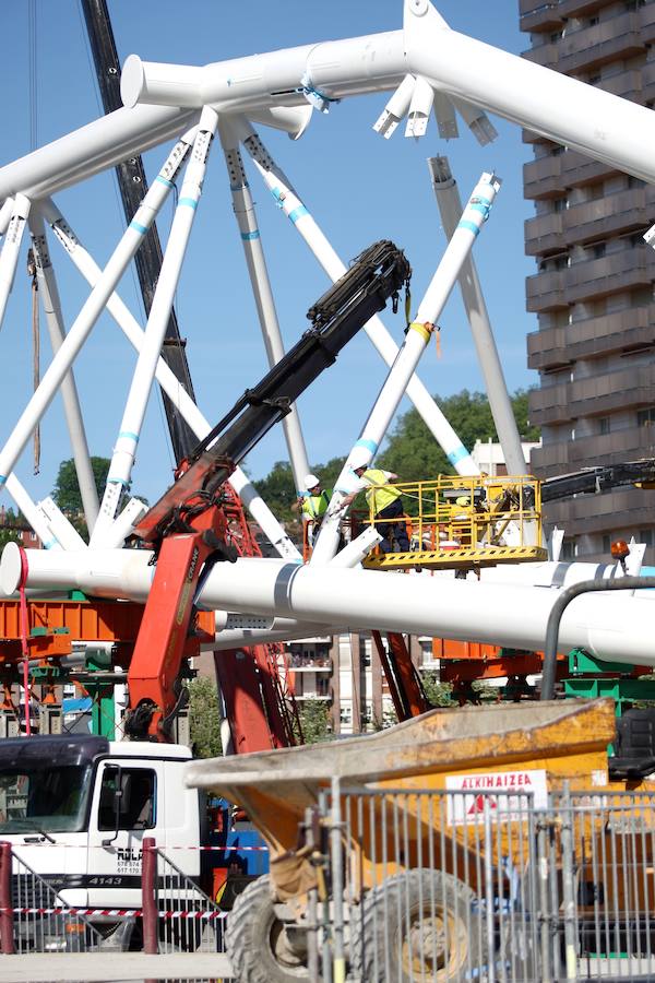 La megaestructura que sujetará la cubierta del remodelado campo de fútbol sigue ensamblando sus piezas en el entorno de Anoeta