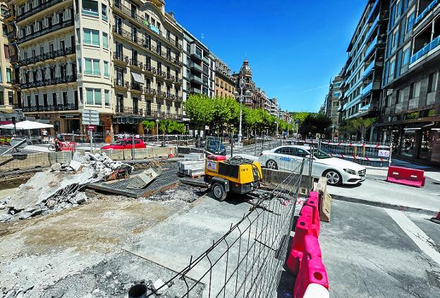 Las obras de reubicación de la rejilla del parking de Cervantes provocan cambios en la circulación . 