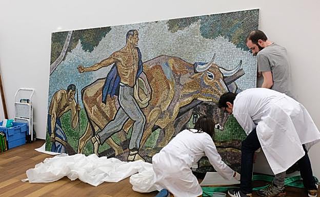 Operarios de San Telmo proceden a desembalar la obra de Arteta. 