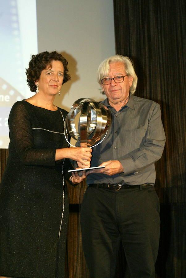 El director cinematográfico recibió de la mano de Karmele Agirrezabala el premio 'Mayores de cine' en el Festival de Cine de San Sebastián de 2007.