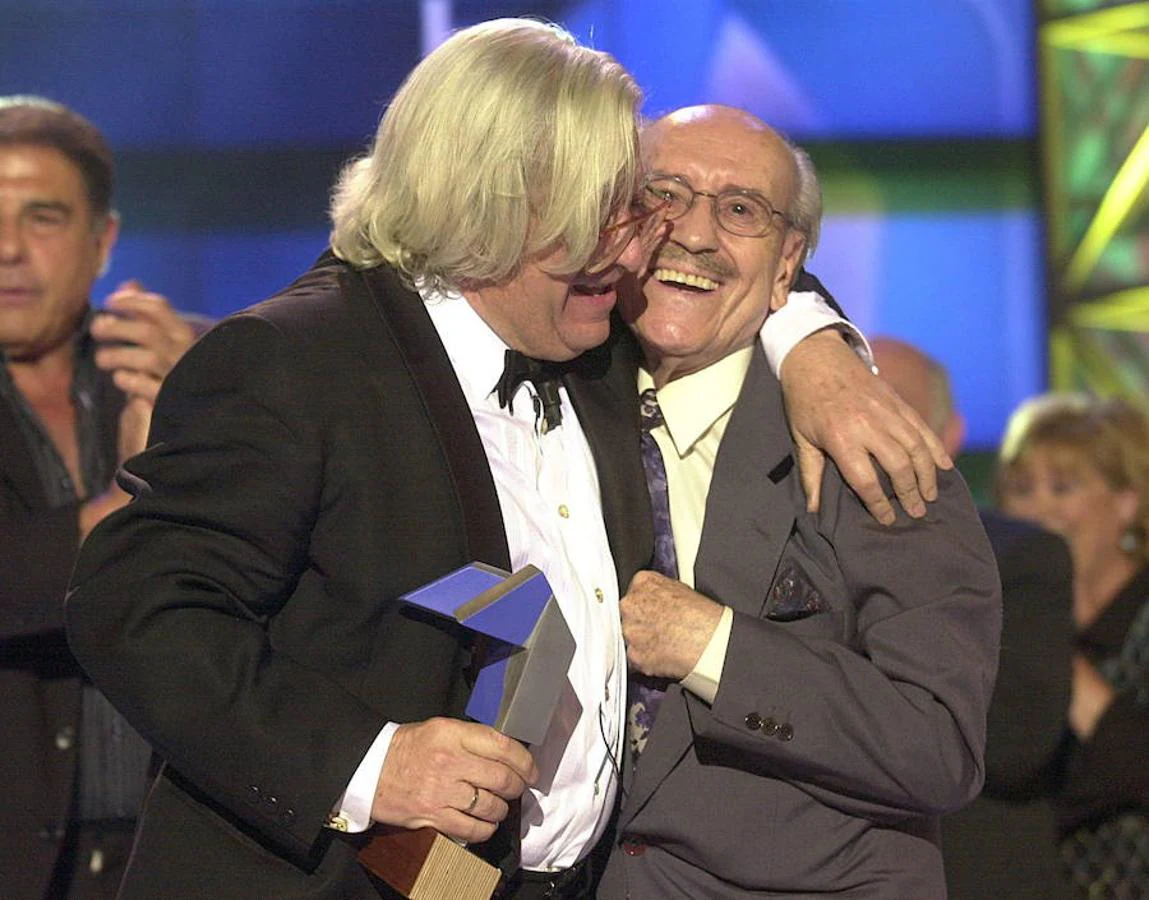 En 2003 Antonio Mercero recibió el Premio a 'Toda una vida' de la Academia de las Artes y las Ciencias de la Televisión. En la imagen, se abraza al actor José Luis López Vázquez.