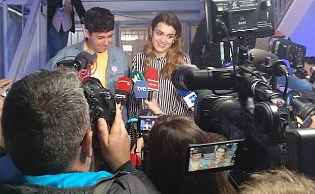 Alfred y Amaia atienden a los periodistas tras la gala de Eurovisión.