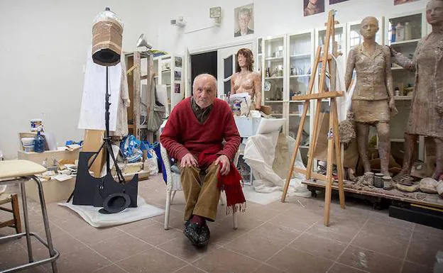 Antonio López posa en su luminoso estudio, situado en un barrio del norte de Madrid, entre numerosas obras en marcha.