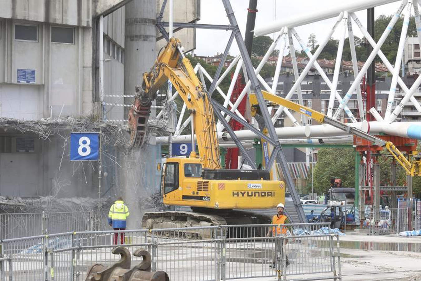 Los operarios han comenzado a levantar el césped en forma de 'U', dejando en el centro un espacio para dejar el material.