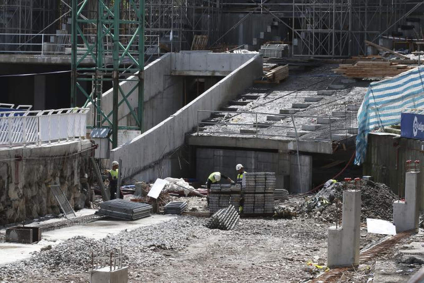 Los operarios han comenzado a levantar el césped en forma de 'U', dejando en el centro un espacio para dejar el material.