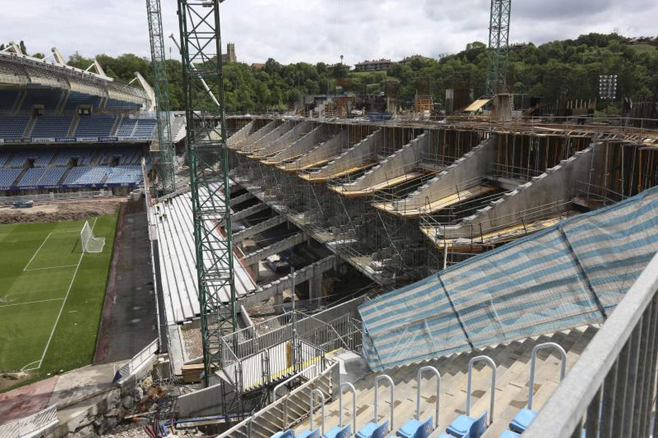 Los operarios han comenzado a levantar el césped en forma de 'U', dejando en el centro un espacio para dejar el material.