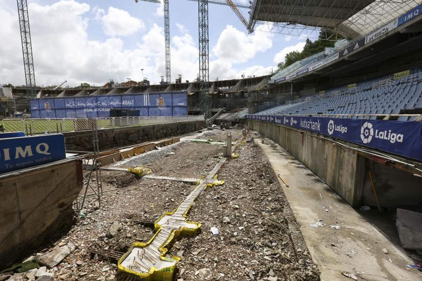 Los operarios han comenzado a levantar el césped en forma de 'U', dejando en el centro un espacio para dejar el material.