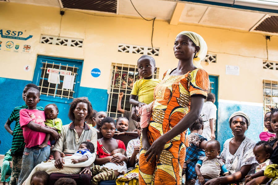 Madres y niños en la aldea de Kananga.